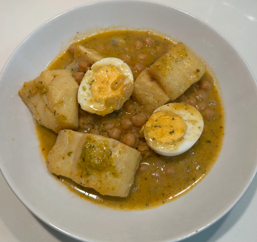 Plat de bacallà amb cigrons i ou dur en un guisat tradicional català