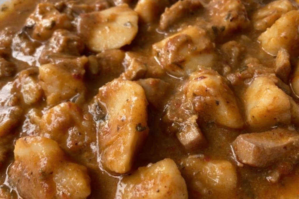 Sepia con patatas en salsa, un plato marinero lleno de sabor y tradición.