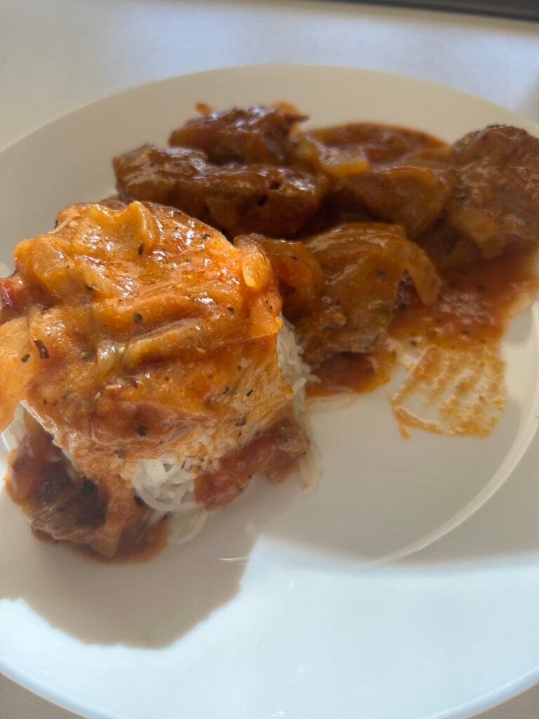 tonyina fresca amb samfaina i arròs blanc