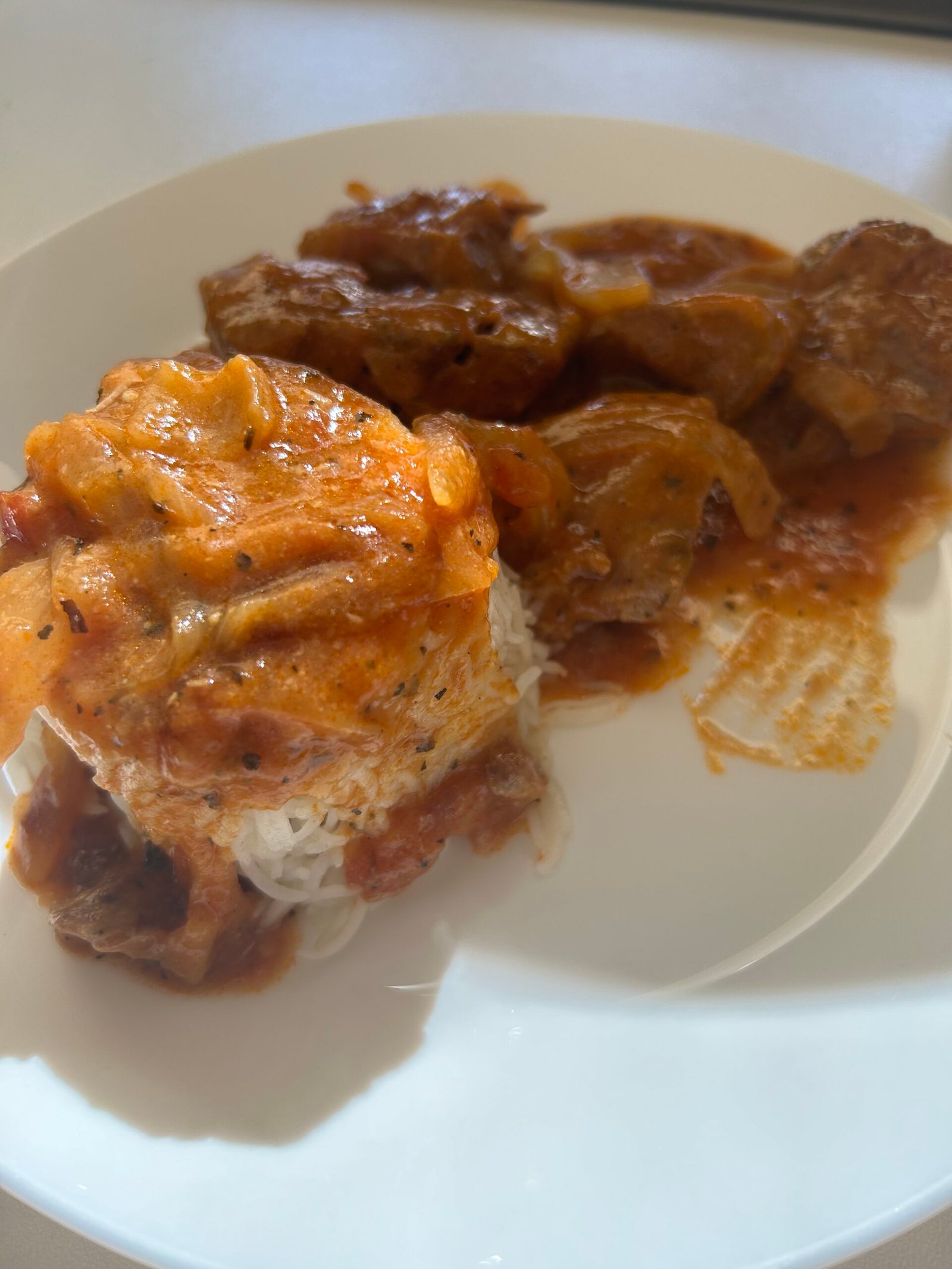 tonyina fresca amb samfaina i arròs blanc